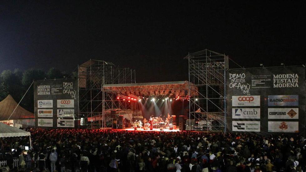 Modena, spray irritante al concerto: panico e furti 