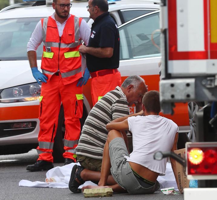 Colpita e uccisa dal Tir mentre attraversa 