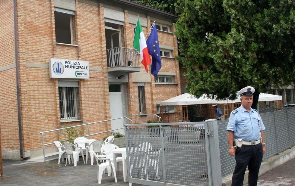 Agenti salvano una 88enne in casa 