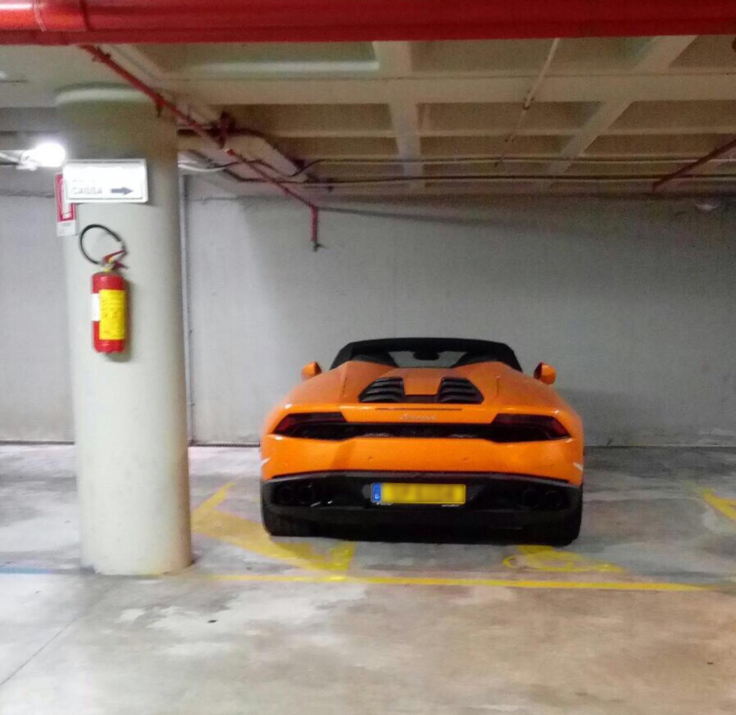 Lamborghini in area disabili: multa 