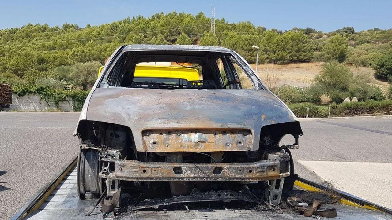 Auto prende fuoco sulla statale 131: salvi gli occupanti