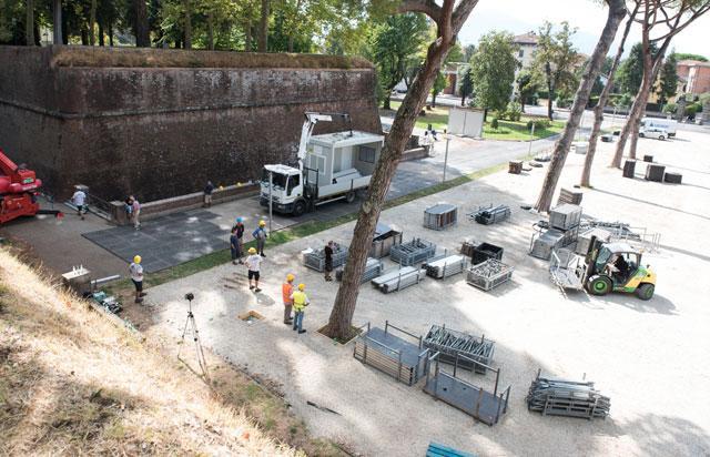 Rolling Stones, barriere davanti alle case che si affacciano sugli spalti 