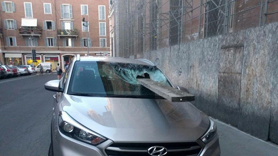 Modena, asse del cantiere vola giù da palazzo ducale e infilza un'auto