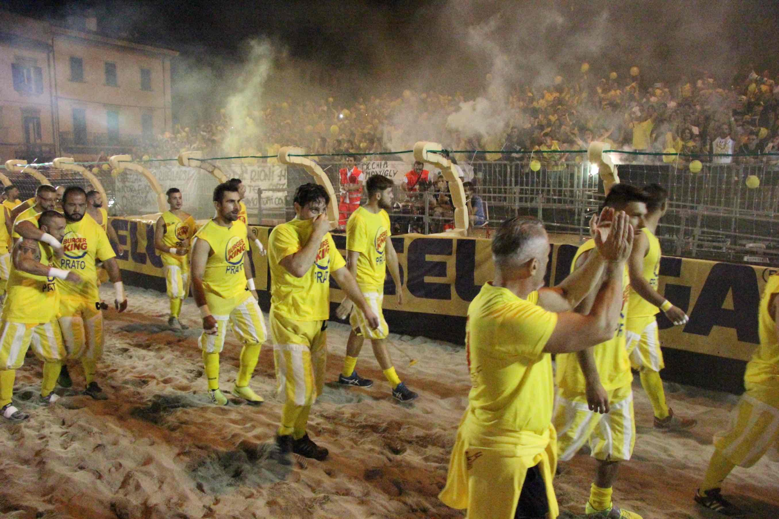 I calcianti del rione Santo Stefano durante una partita dello scorso anno (foto Batavia)