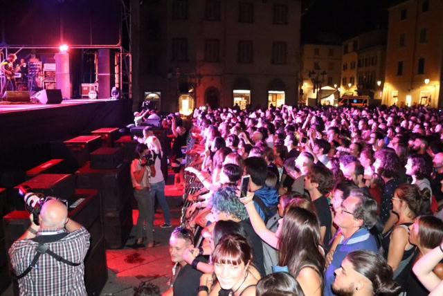 Il pubblico in piazza del Duomo durante il concerto degli Afterhours (foto Batavia)