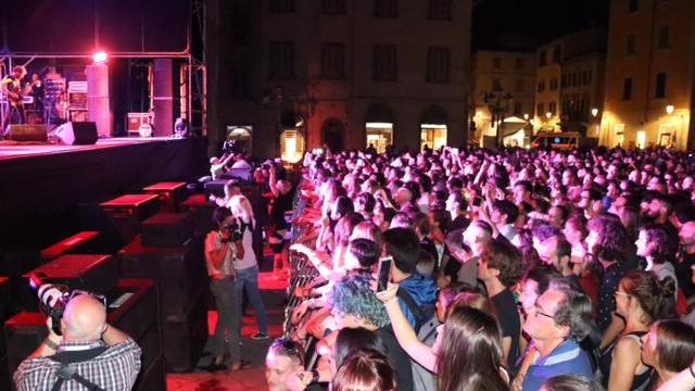 Il pubblico in piazza del Duomo durante il concerto degli Afterhours (foto Batavia)