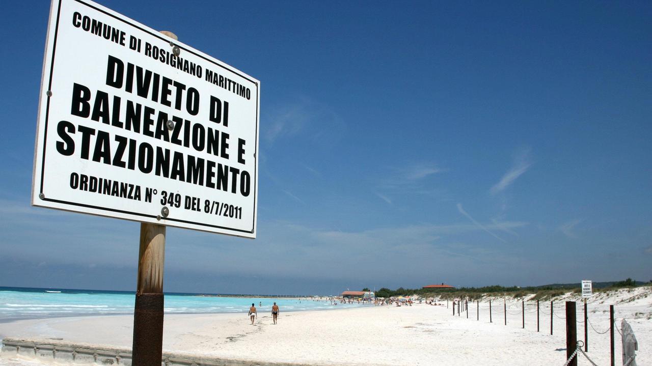 Il cartello col divieto di balneazione al Fosso Bianco