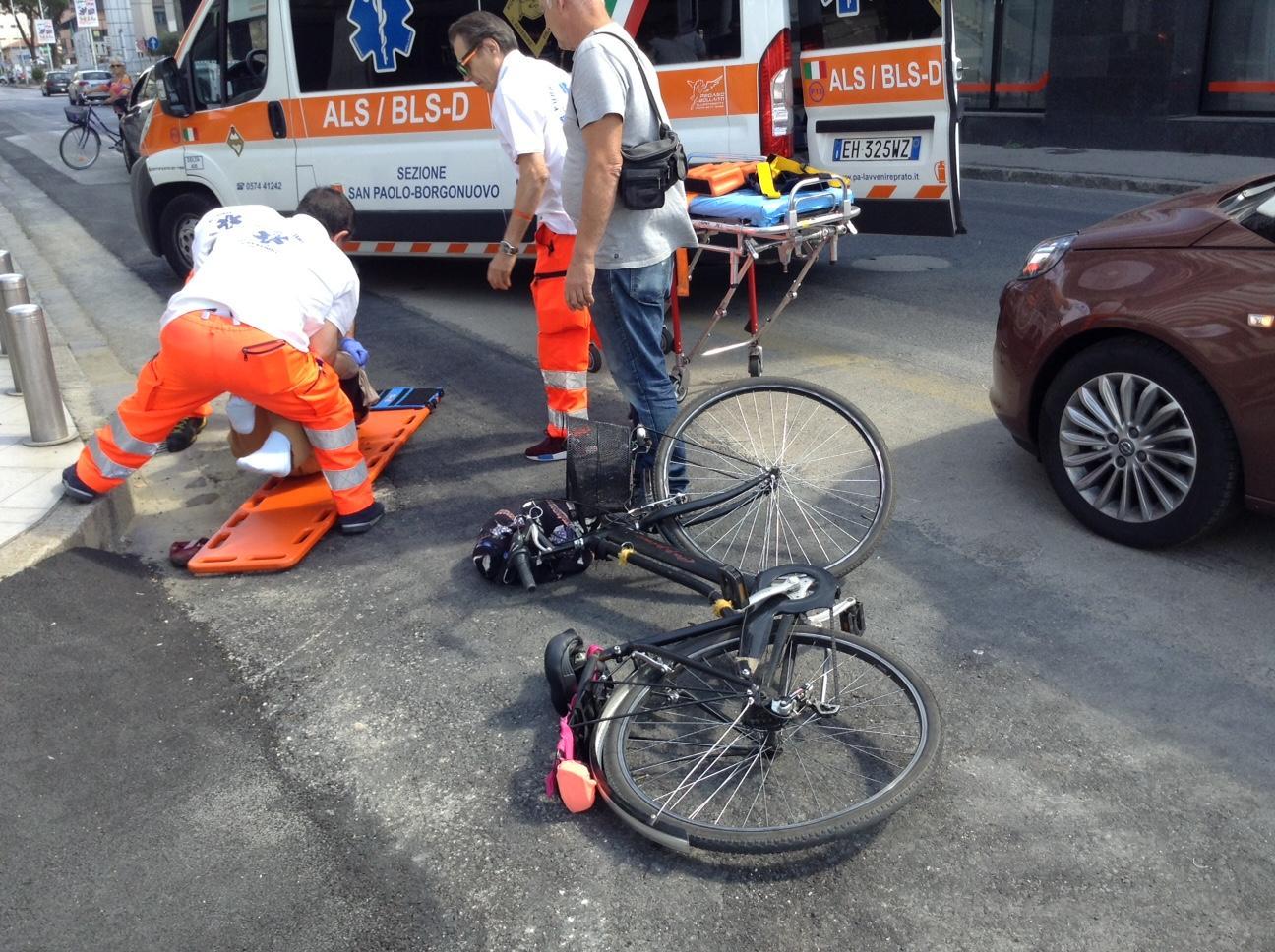 I soccorsi alla ciclista investita (foto Batavia)