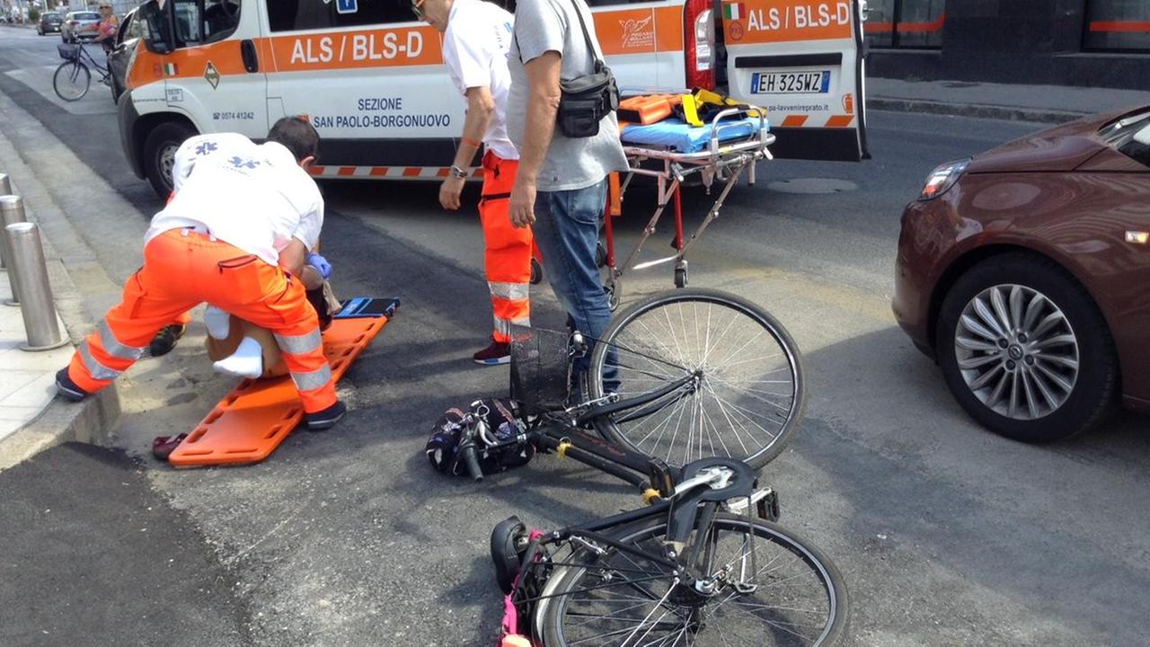 I soccorsi alla ciclista investita (foto Batavia)