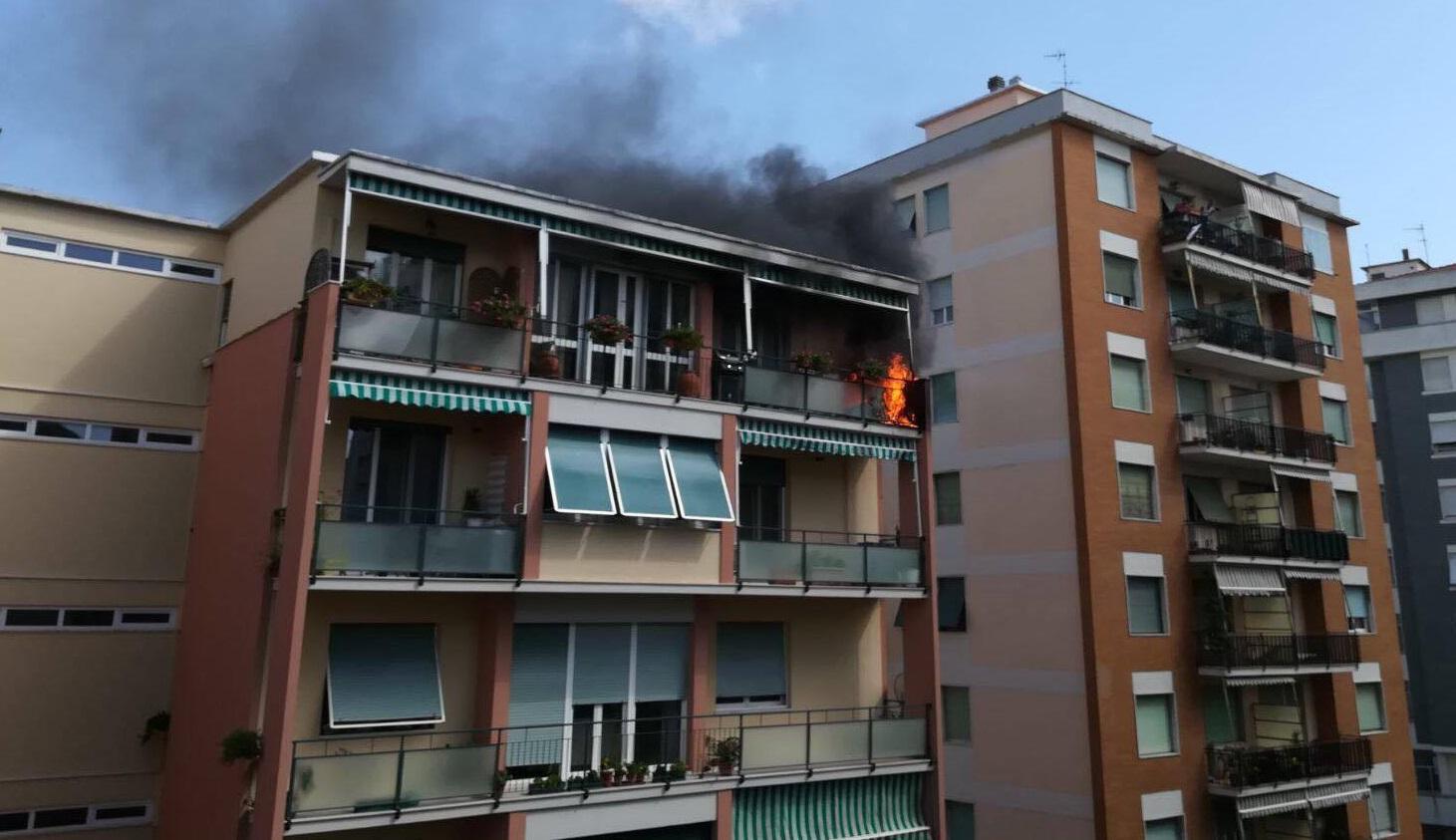 Condizionatore a fuoco sul terrazzo: palazzo evacuato in via Goito