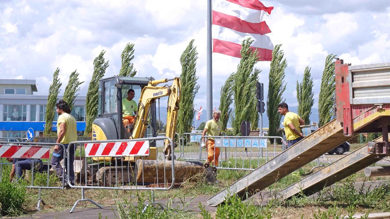 Operai Publiacqua al lavoro all'altezza della rotonda di San Michele (foto Gori)