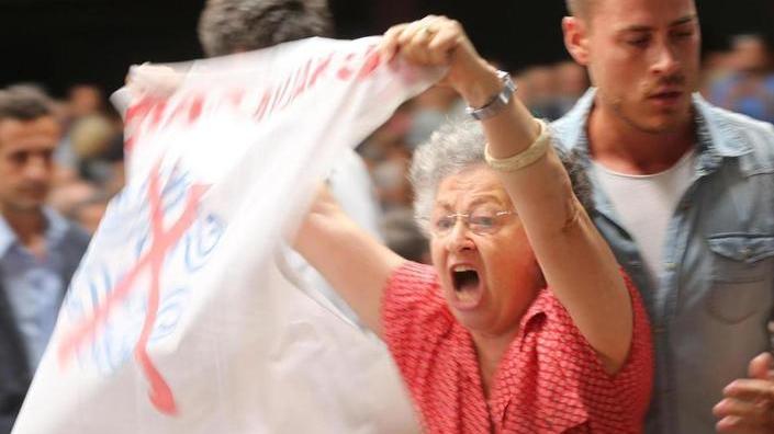 Banche, durante la protesta la rispostaccia di Renzi