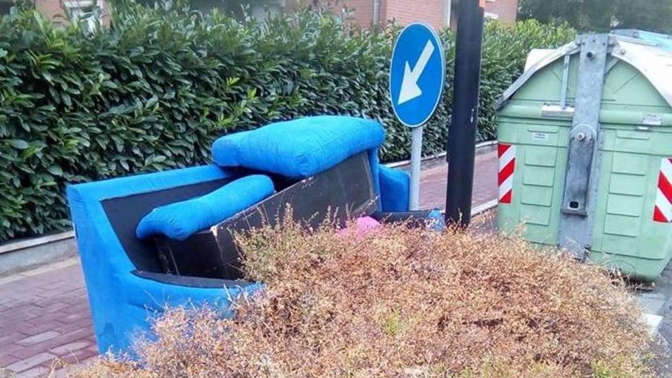 Raccolta rifiuti: un divano in strada