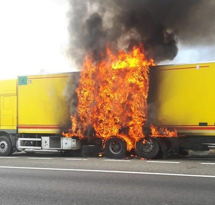 Tir prende fuoco in autostrada