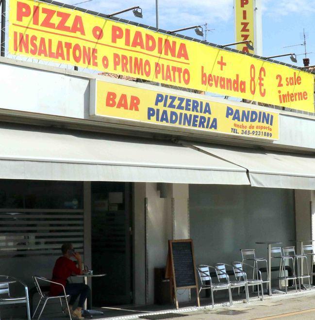 Posano il coltello sul bancone e ordinano tre caffè al bar
