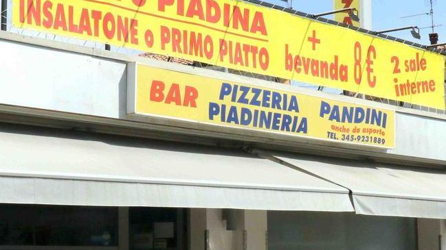 Posano il coltello sul bancone e ordinano tre caffè al bar