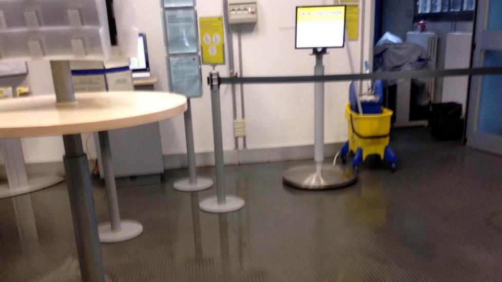 Piove dentro le Poste Cittadini in fila fuori dall’ufficio