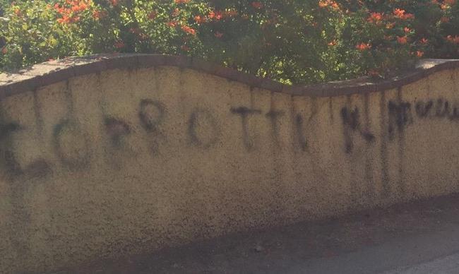 Scritte contro l’amministrazione 