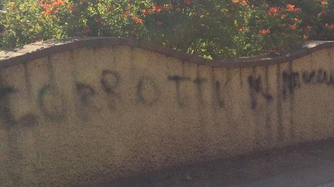 Scritte contro l’amministrazione