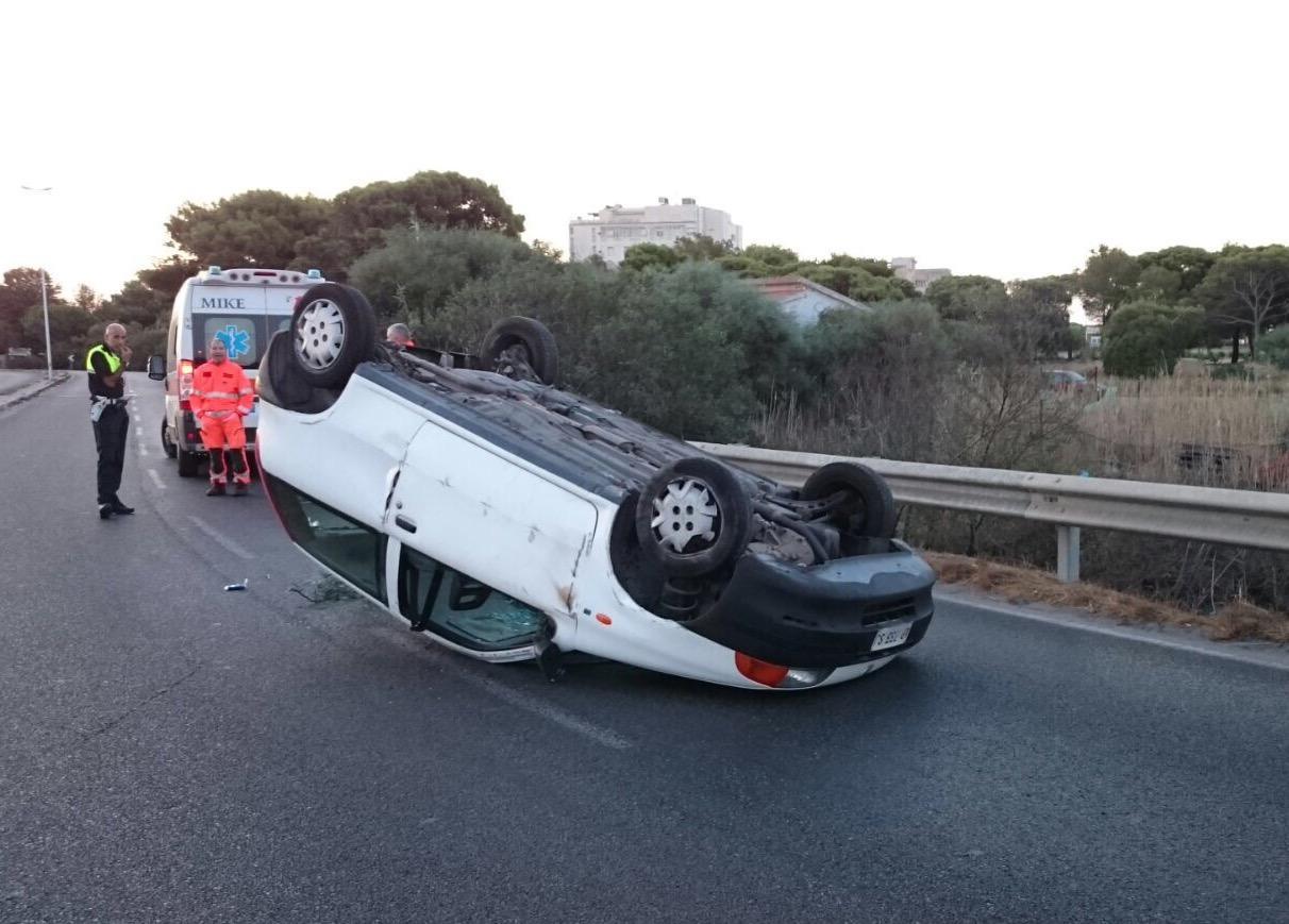 Cagliari, alla guida senza patente esce di strada con un'auto non assicurata