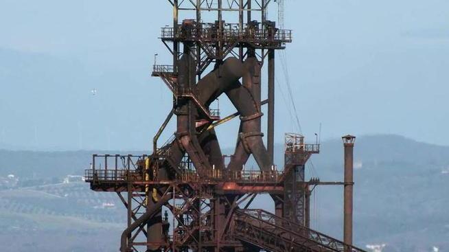 Il vecchio altoforno di Piombino, spento da 3 anni (foto PaBar)