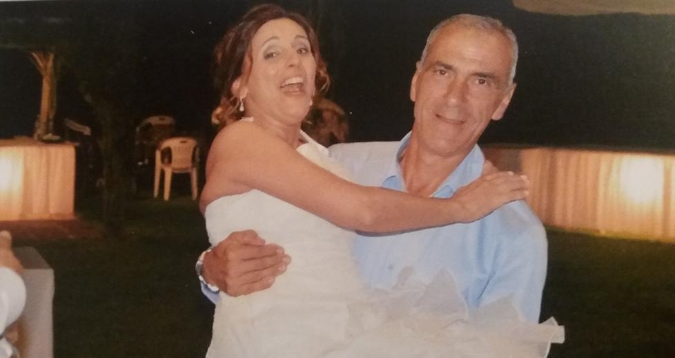 Eugenio Viviani mentre tiene in braccio la cugina Elisa il giorno in cui si è sposata