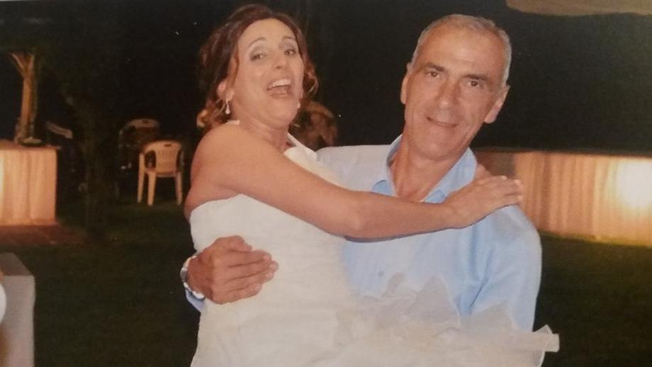 Eugenio Viviani mentre tiene in braccio la cugina Elisa il giorno in cui si è sposata