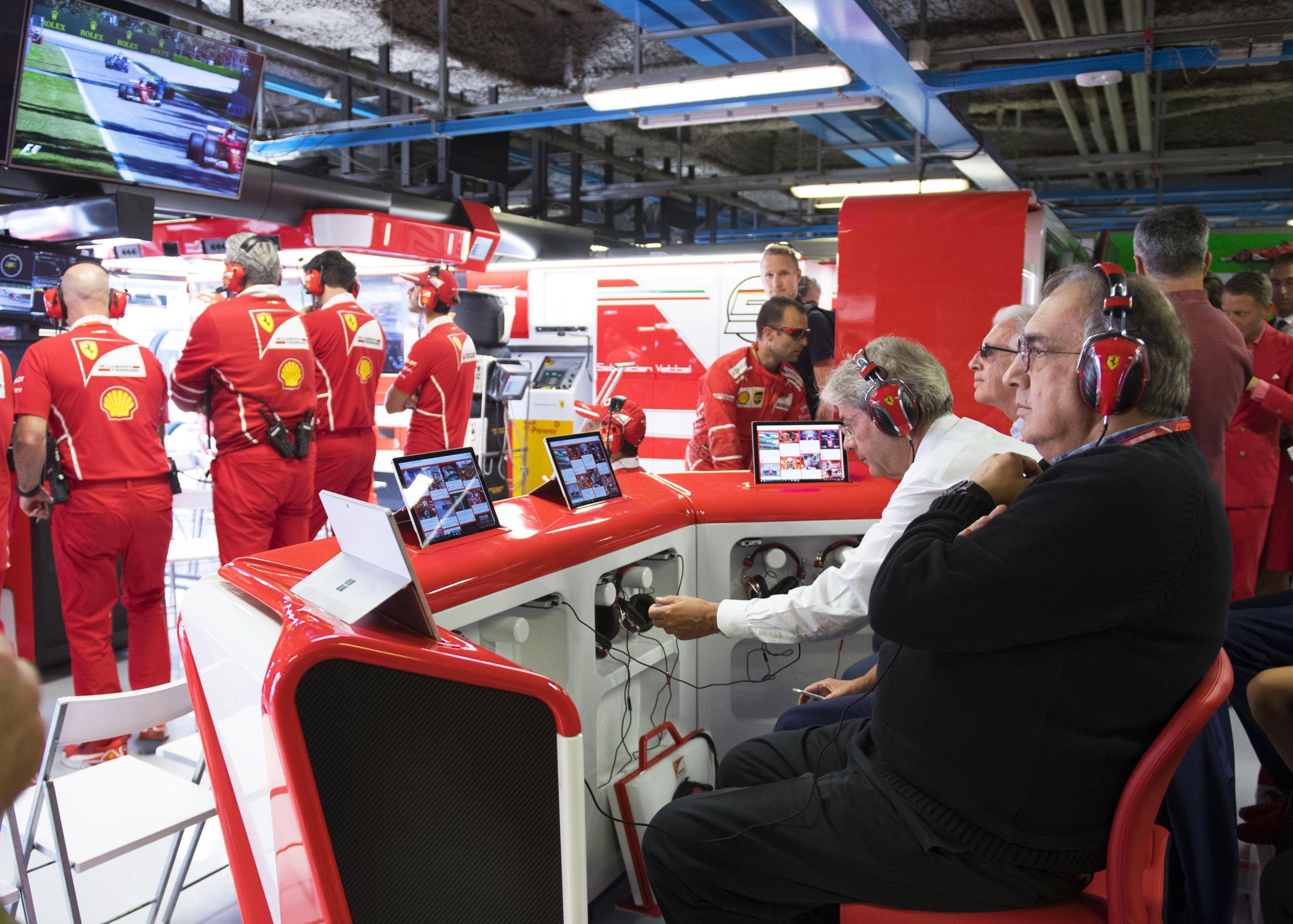 Monza, le Mercedes umiliano le Ferrari. Rabbia Marchionne: "E' imbarazzante"