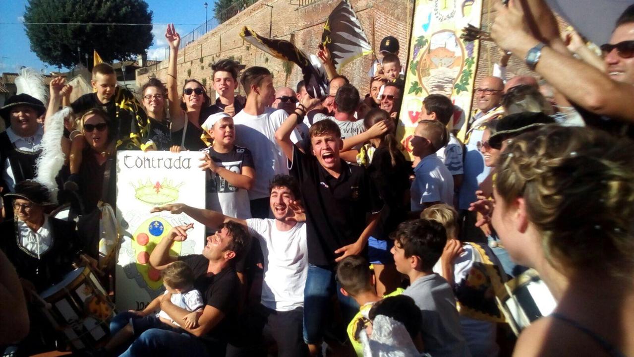 La festa dei contradaioli bianconeri dopo la vittoria del Palio del Cerro