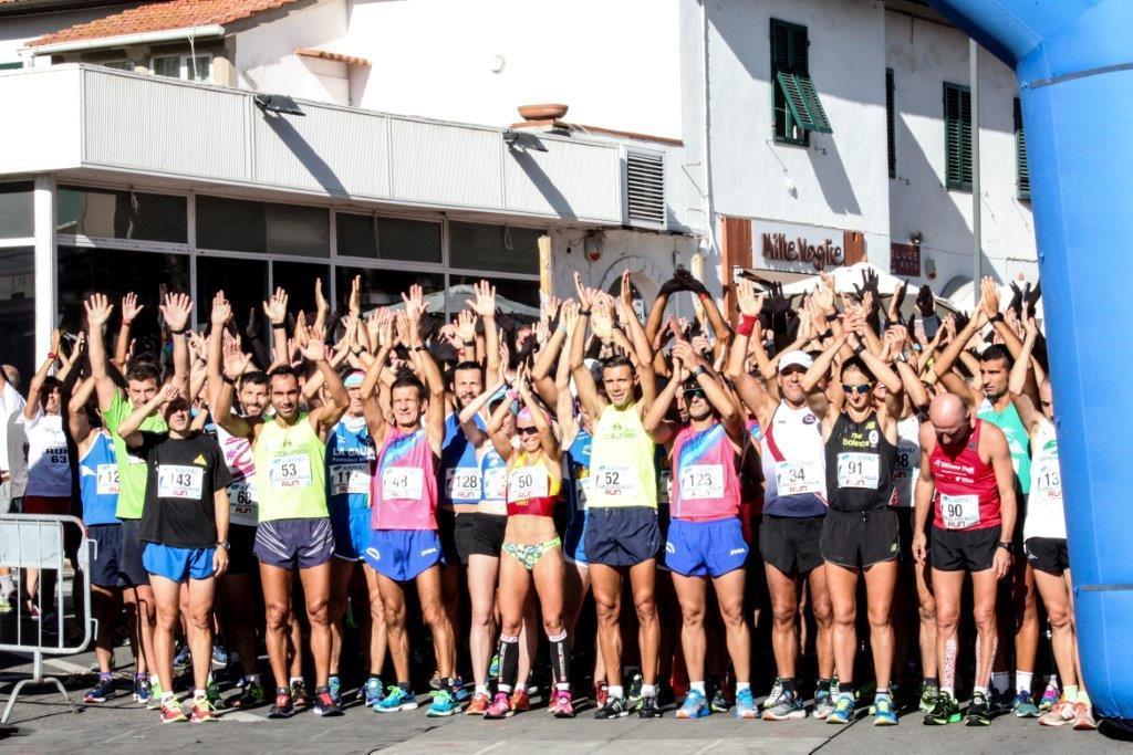 Il momento della partenza della Castiglioncello Run 2017 (foto Pardini-Papi-La Corte)