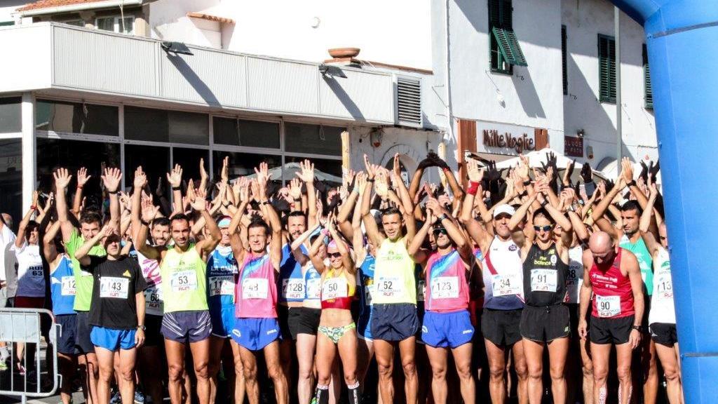 Il momento della partenza della Castiglioncello Run 2017 (foto Pardini-Papi-La Corte)