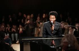 Benjamin Clementine durante un concerto
