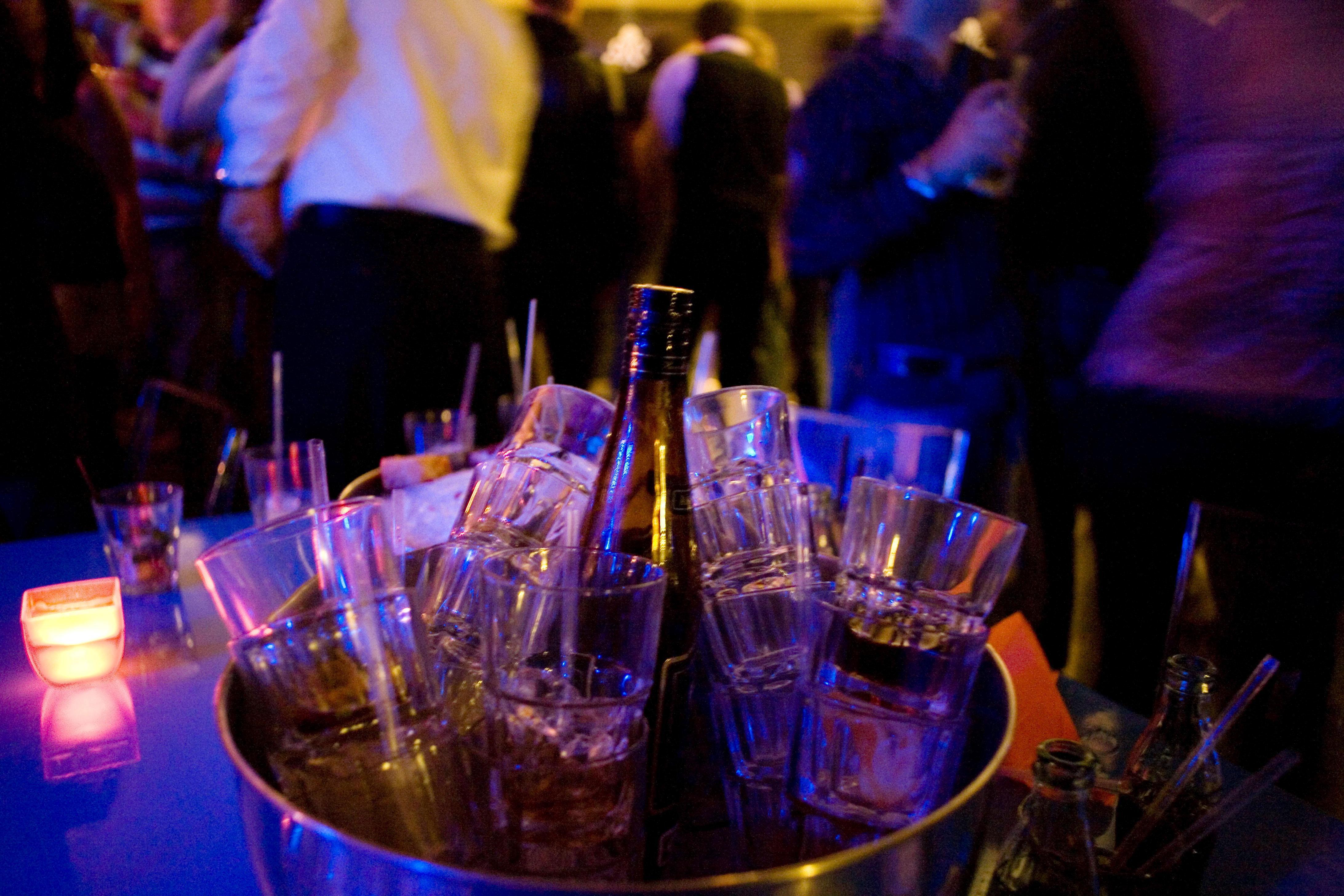 Bicchieri su un tavolo di un locale: il consumo di alcol è sempre più diffuso