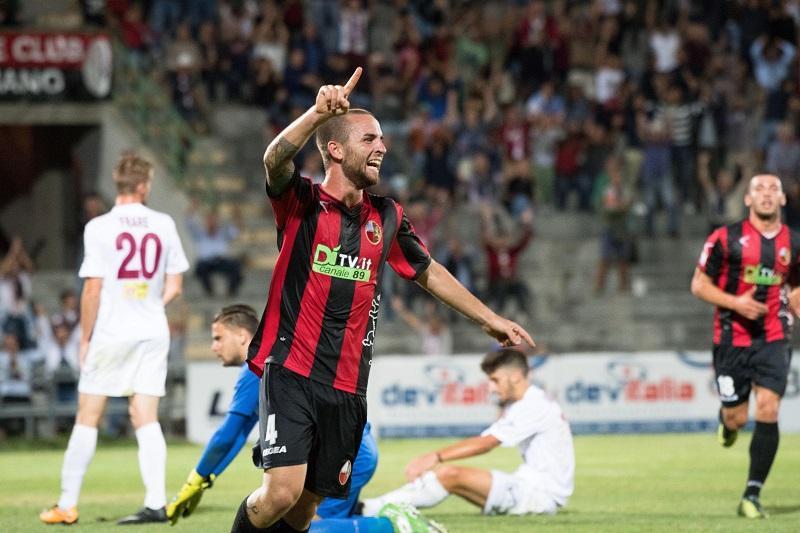 L'esultanza dopo i gol (Foto Sernacchioli)