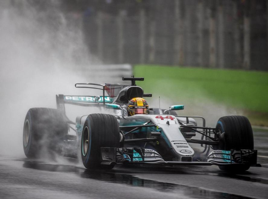 Monza, super Hamilton Le Ferrari solo in terza fila 