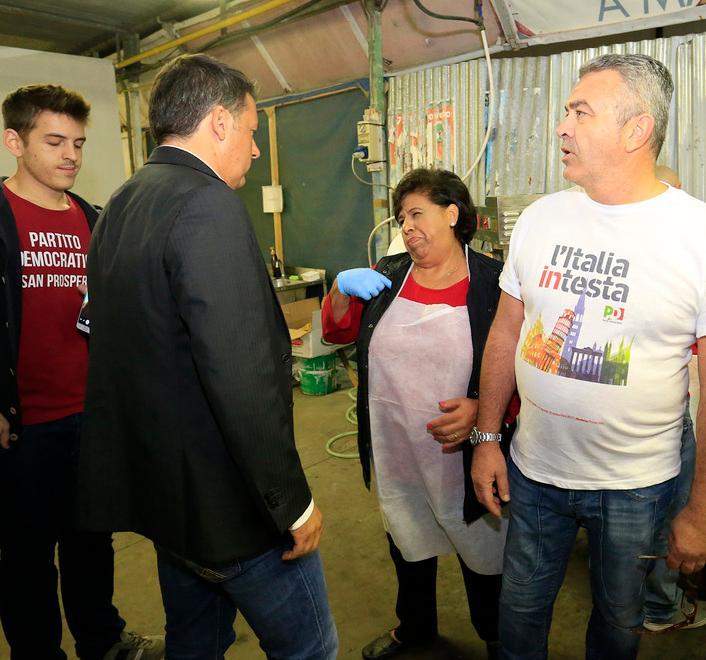 Renzi attacca il populismo e poi si dedica ai volontari 