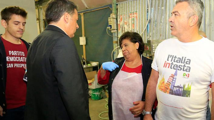 Renzi attacca il populismo e poi si dedica ai volontari