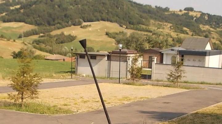 Ladri di fiori in azione nel cimitero della Vecchia