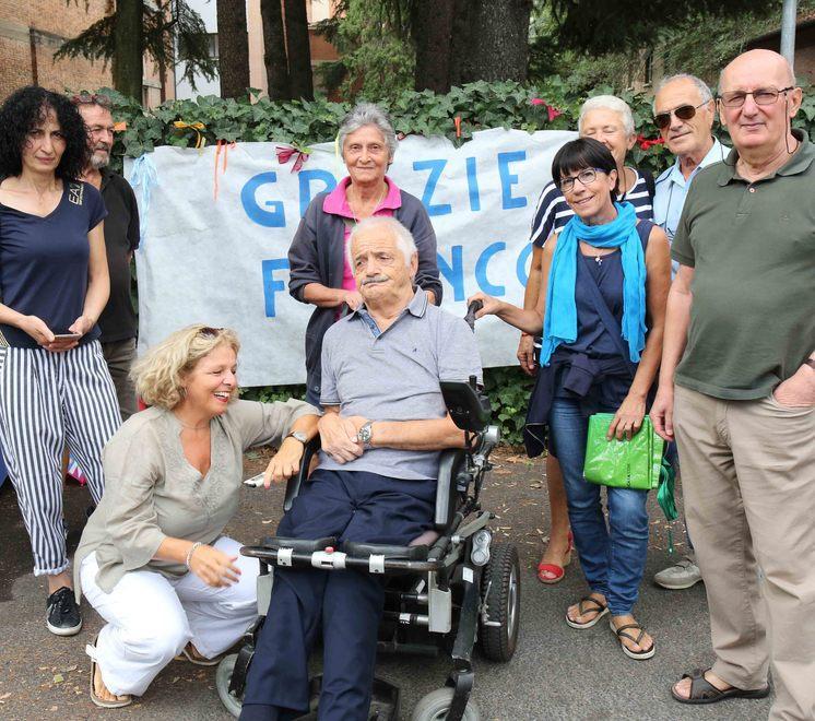 «Grazie Franco» Un presidio festoso con l’amaro in bocca 