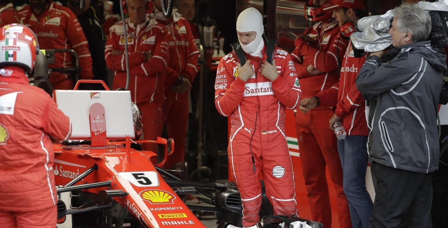 Diluvia sulla Ferrari ed Hamilton si prende la pole numero 69 