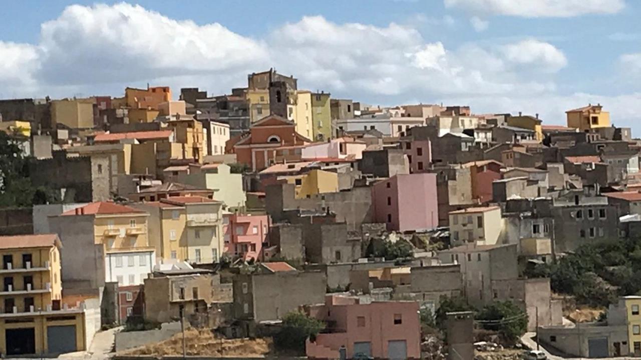 Un alone di mistero sui tre “uomini neri” armati alla festa