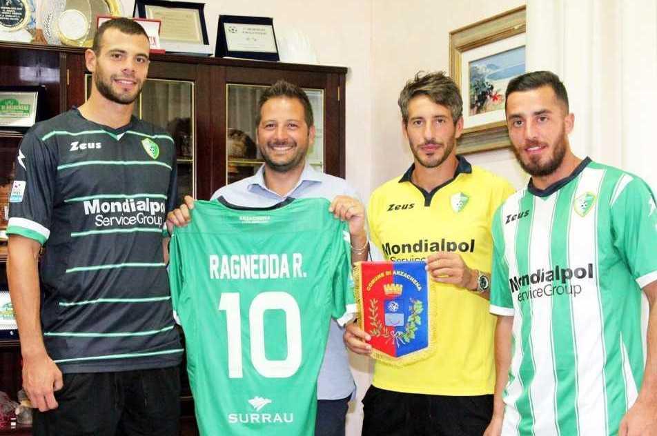 I biancoverdi consegnano la nuova maglia al sindaco