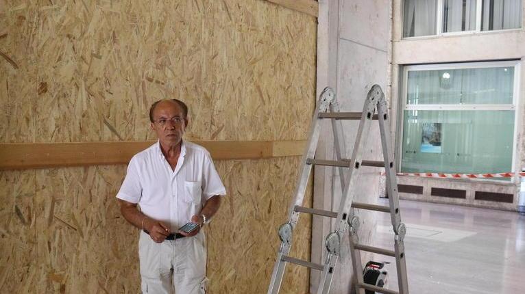 Si picchiano e sfondano la vetrata del bar Dolly: «È già la quinta volta»