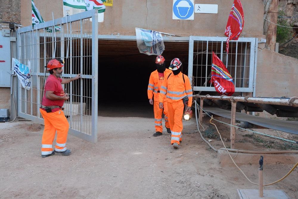Gli operai davanti alla miniera di bauxite di Olmedo (foto archivio)
