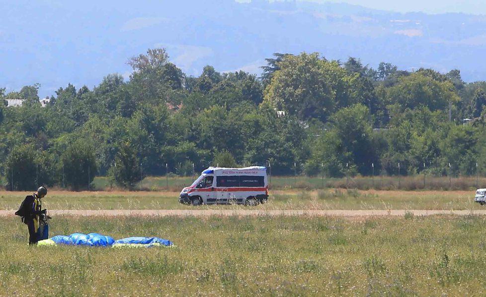 Reggio Emilia, si schianta con il paracadute: è grave 
