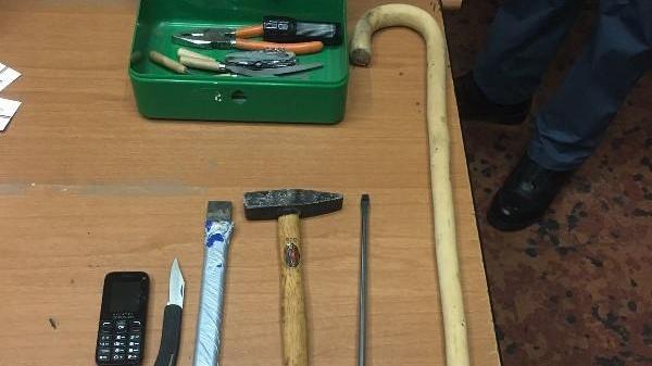 Gli attrezzi usati per forzare le finestre e sequestrati dai poliziotti