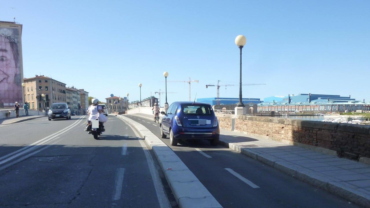 Auto sulla pista ciclabile davanti al porto