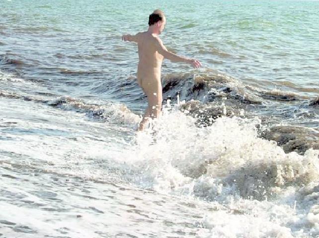 In spiaggia nudi: il Comune chiede al Parco di farlo diventare possibile anche a Viareggio (foto d’archivio)