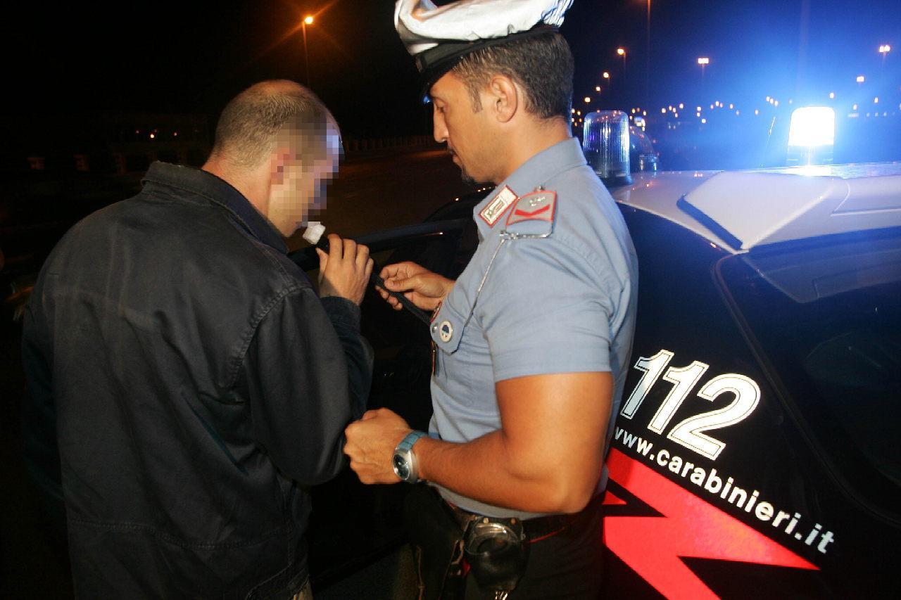 Un carabiniere effettua l'alcoltest a un automobilista (archivio)