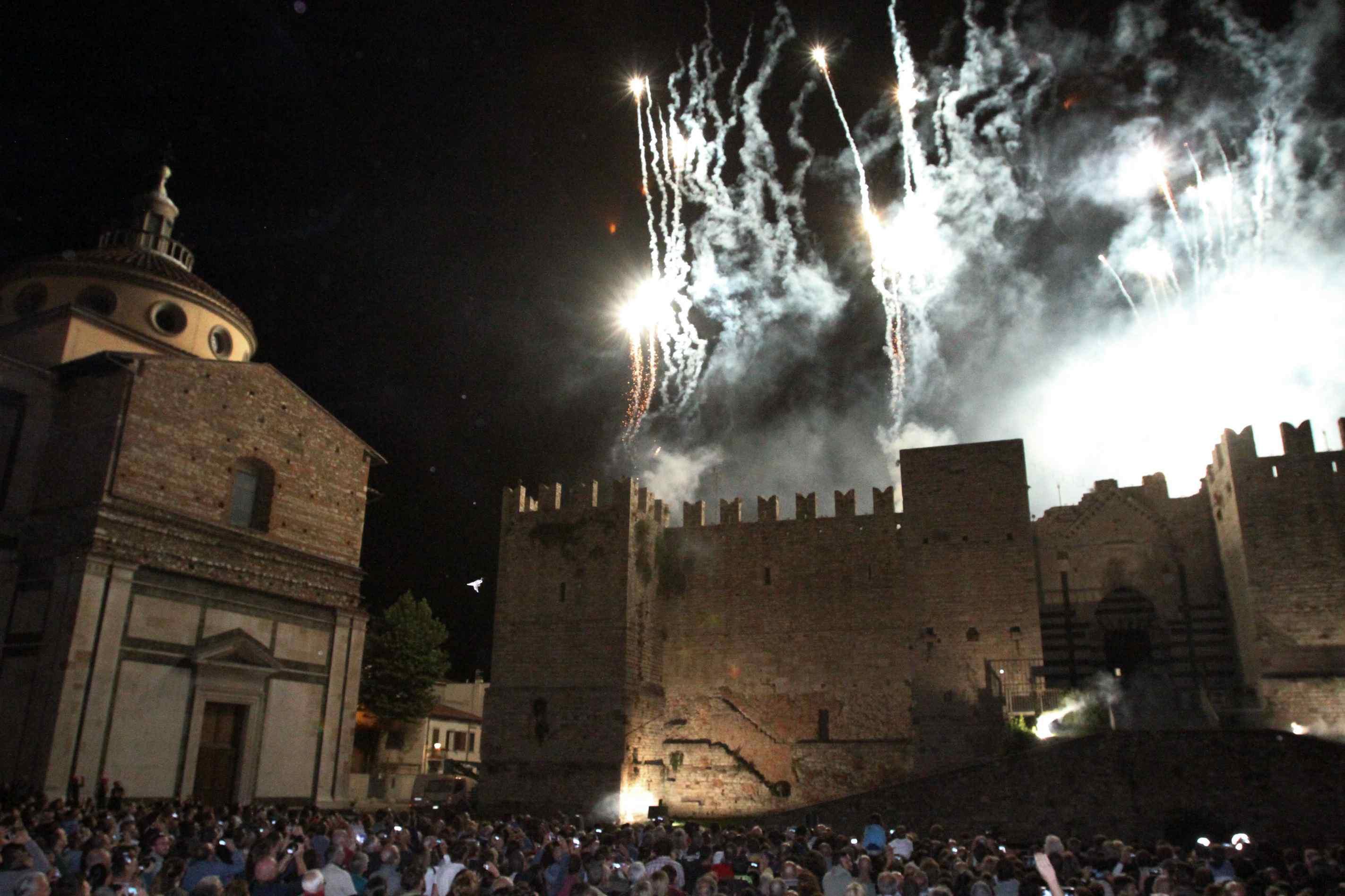 Uno spettacolo pirotecnico al termine di una edizione passata del Corteggio storico  
